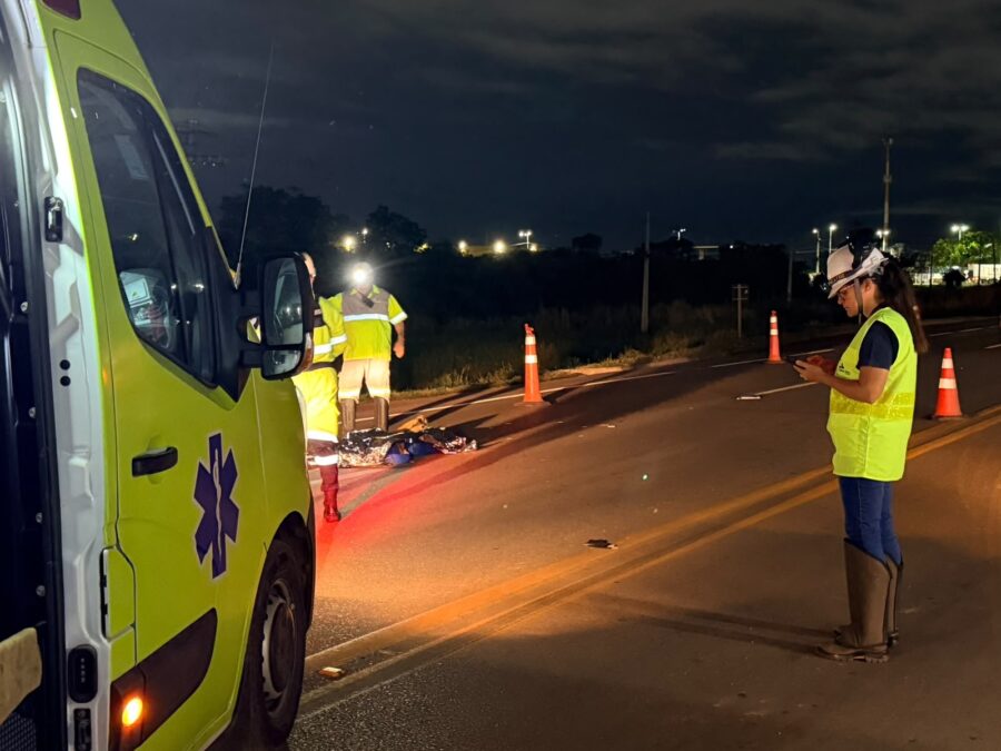 Motorista atropela e mata idoso de bicicleta e foge sem prestar socorro na BR-364; imagens