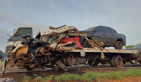Motorista é arremessado e morre em colisão frontal entre caminhões na BR-158 em MT; vídeo