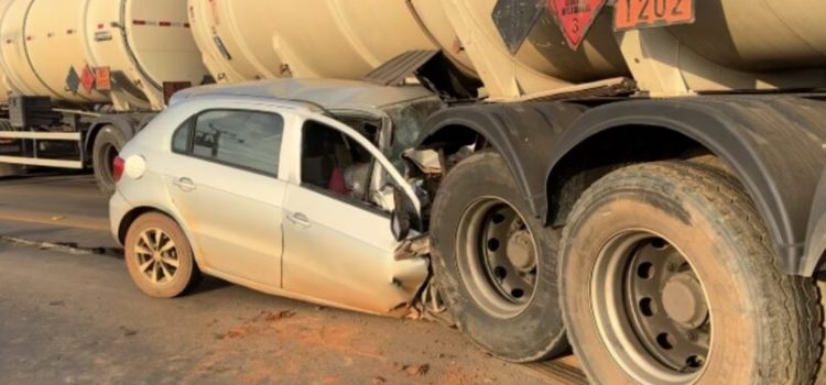 Motorista morre preso às ferragens após colidir brutalmente na traseira de carreta na BR-364; vídeo