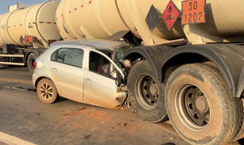 Motorista morre preso às ferragens após colidir brutalmente na traseira de carreta na BR-364; vídeo