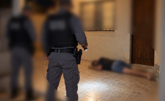 Nas ruas e nas drogas após término, homem invade casa da ex causa pânico em Rondonópolis