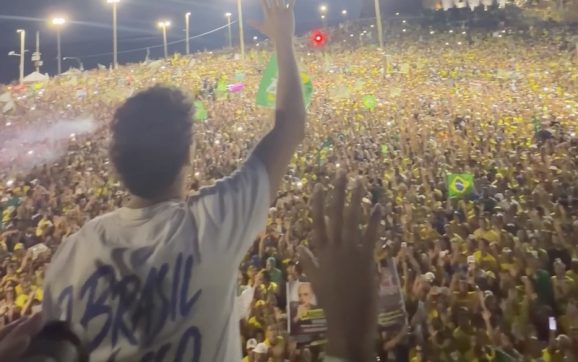 Nikolas lidera milhares rezando o Pai Nosso para Flávio a uma só voz em Salvador