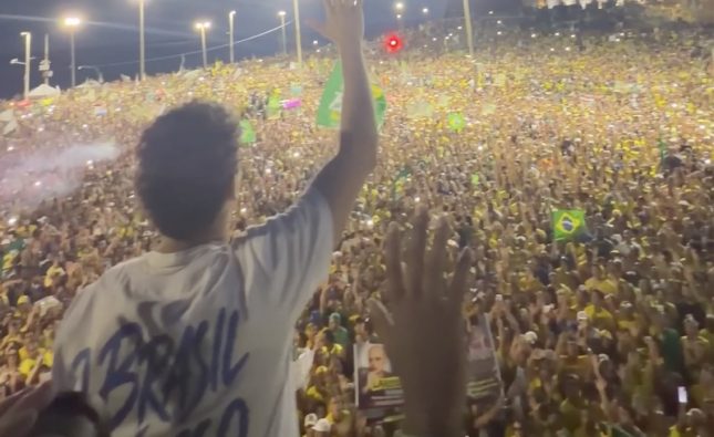 Nikolas lidera milhares rezando o Pai Nosso para Flávio a uma só voz em Salvador
