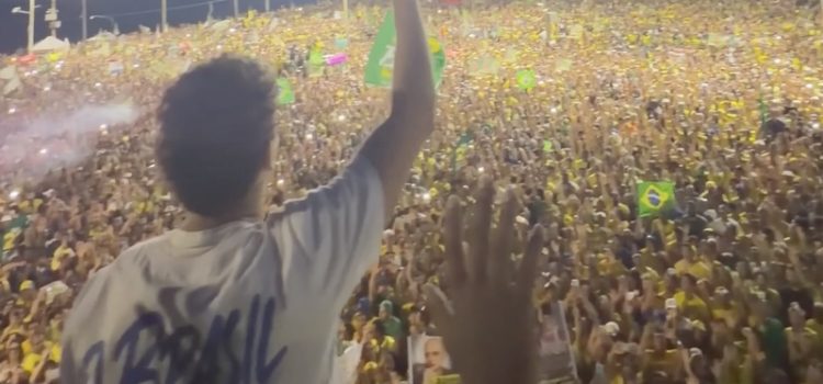 Nikolas lidera milhares rezando o Pai Nosso para Flávio a uma só voz em Salvador