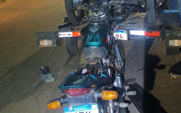No celular e ‘mamado’, motociclista colide fortemente na traseira de guincho durante blitz em Rondonópolis; vídeo