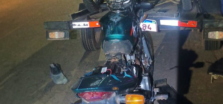 No celular e ‘mamado’, motociclista colide fortemente na traseira de guincho durante blitz em Rondonópolis; vídeo
