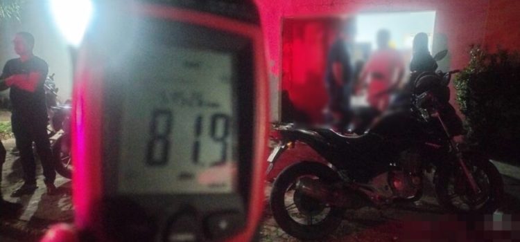 PM flagra festa com som nas alturas em Rondonópolis e bêbados tentam impedir retirada do aparelho
