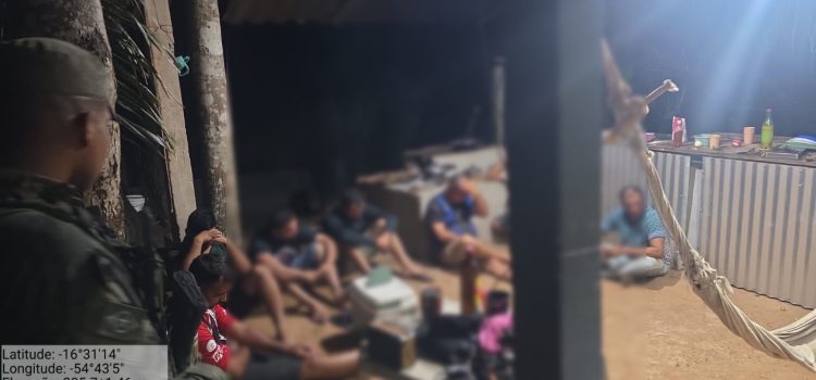 PM flagra ‘piratas da piracema’ com 49 kg de peixes e um pula no rio para fugir em Rondonópolis; imagens