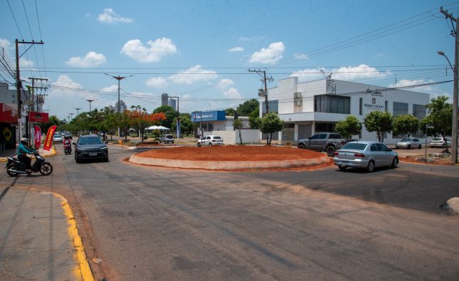 Prefeitura entrega nova rotatória na Lions facilitando acesso ao centro