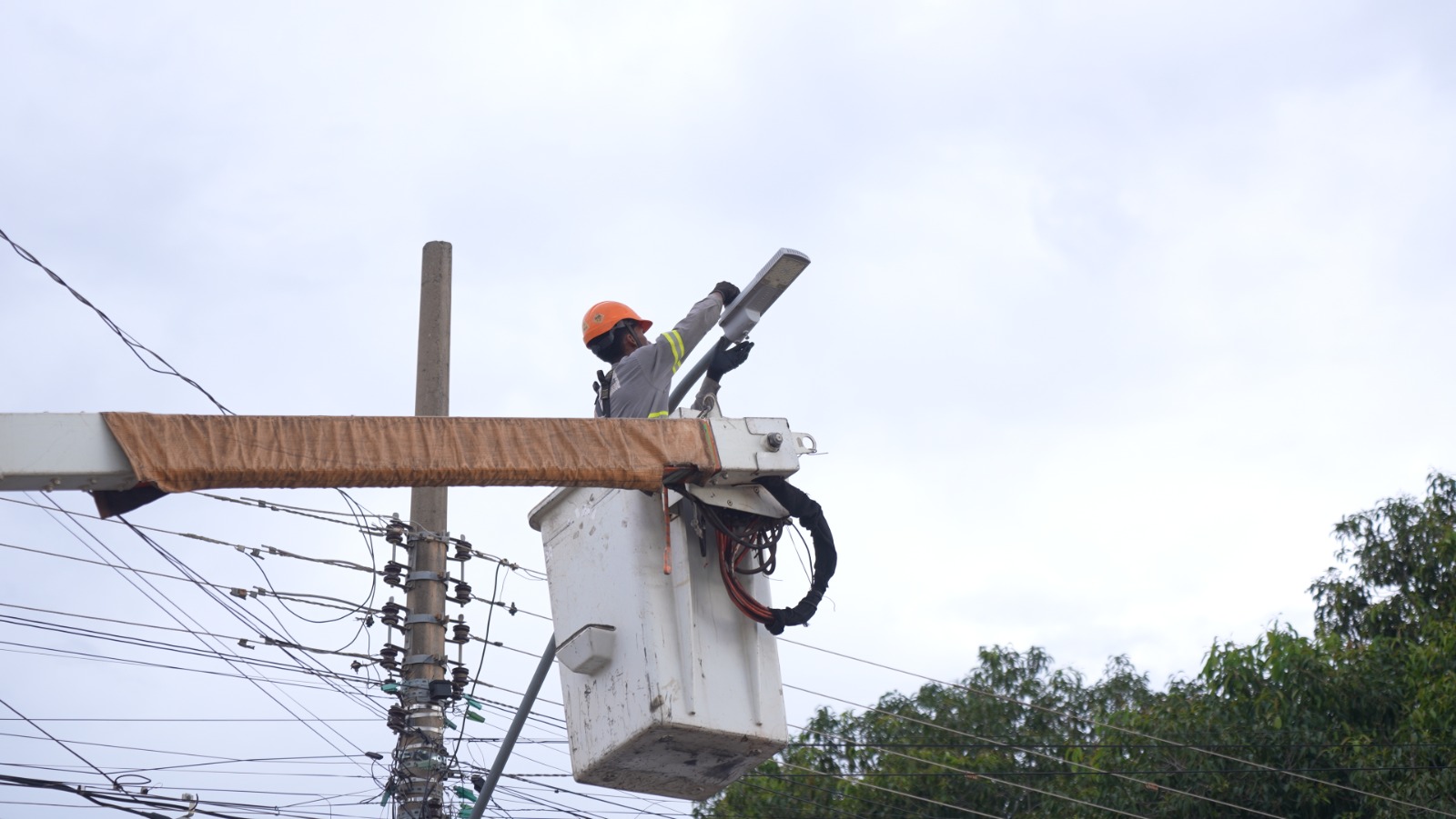Prefeitura intensifica trabalho de manutenção na iluminação pública nas vias de Rondonópolis