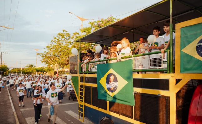 Primeira Caminhada em Favor da Vida mobiliza famílias em Rondonópolis
