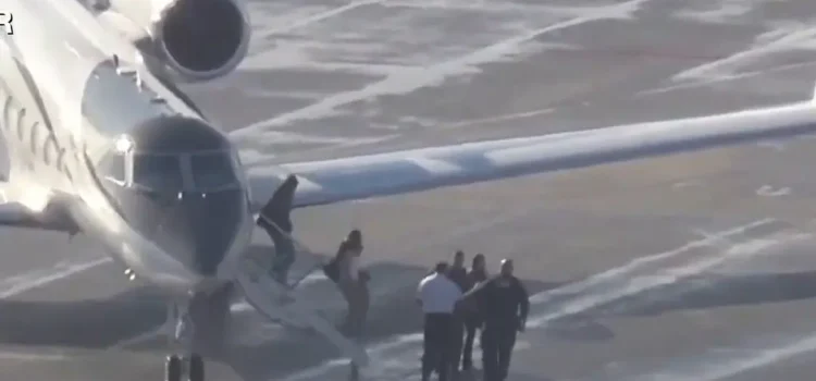 URGENTE: Flávio Bolsonaro e família oficialmente desembarcam nos Estados Unidos; vídeo