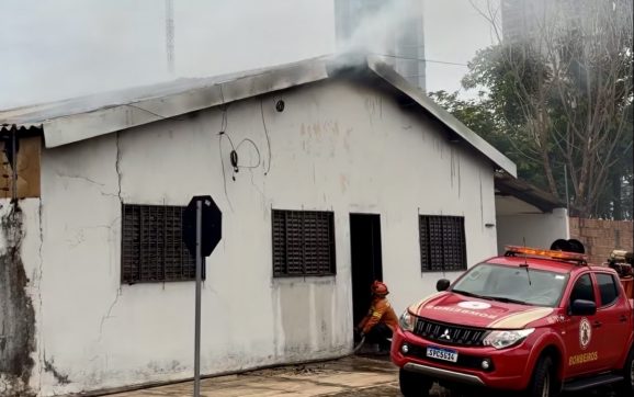 Vídeo mostra casa destruída por incêndio em Rondonópolis; outros 2 imóveis foram atingidos