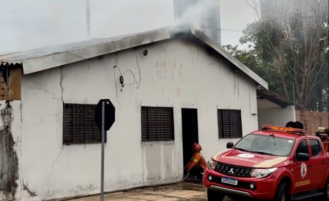 Vídeo mostra casa destruída por incêndio em Rondonópolis; outros 2 imóveis foram atingidos