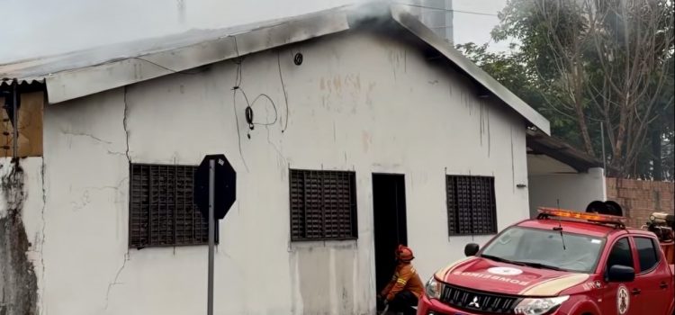 Vídeo mostra casa destruída por incêndio em Rondonópolis; outros 2 imóveis foram atingidos