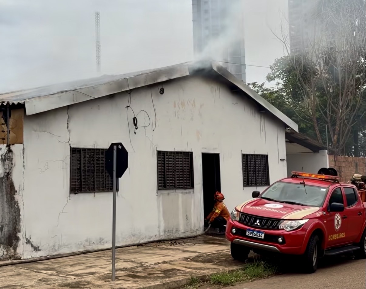 Vídeo mostra casa destruída por incêndio em Rondonópolis; outros 2 imóveis foram atingidos