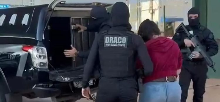Vídeo mostra ‘chefona’ do CV, condenada a mais de 260 anos de prisão, chegando a MT