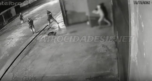 Vídeo mostra jovem fingindo estar armado com celular antes de levar 27 tiros da PM