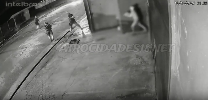 Vídeo mostra jovem fingindo estar armado com celular antes de levar 27 tiros da PM
