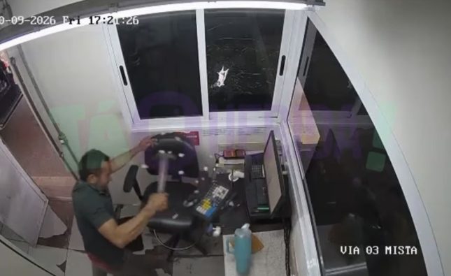 Vídeo mostra lunático quebrando cabine de pedágio a marteladas na MT-130; PM atira nos pneus e prende motorista após fuga
