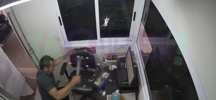 Vídeo mostra lunático quebrando cabine de pedágio a marteladas na MT-130; PM atira nos pneus e prende motorista após fuga