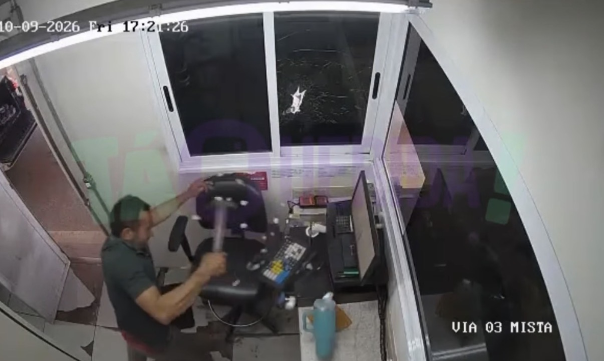 Vídeo mostra lunático quebrando cabine de pedágio a marteladas na MT-130; PM atira nos pneus e prende motorista após fuga